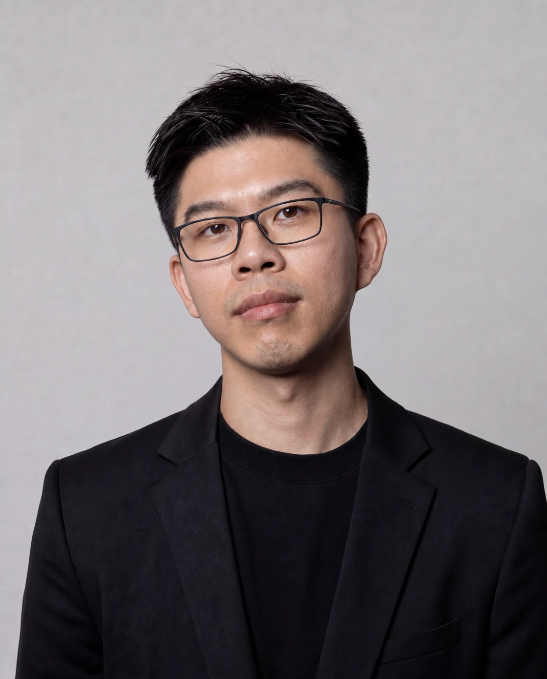 Aiven 正面肖像，戴黑框眼镜、穿黑色外套